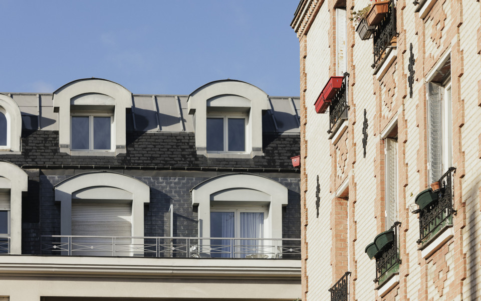 alt="News article about housing in Lille showing a modern apartment building."